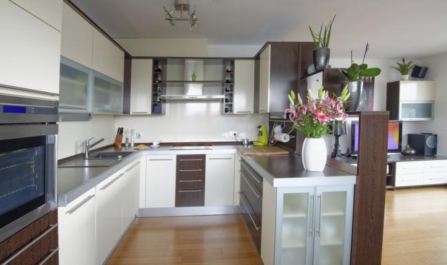 6-trucos-que-hacen-lucir-grande-una-cocina-pequena-5