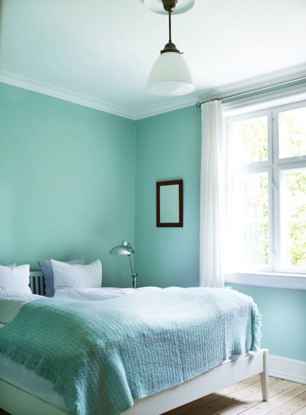 Dormitorio-pequeño-menta-y-blanco-600x815